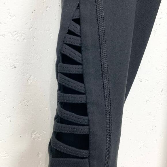 Athleta Criss Cross Chaturanga Capri Leggings Black Nylon Stretch Size Small - Picture 10 of 11